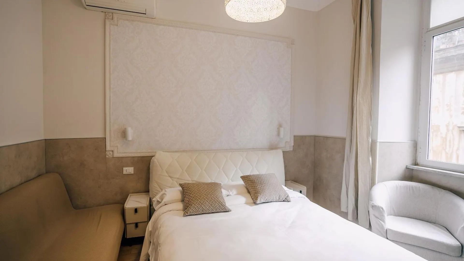 Hotel Mirabilia House Roma 0*,  Italia